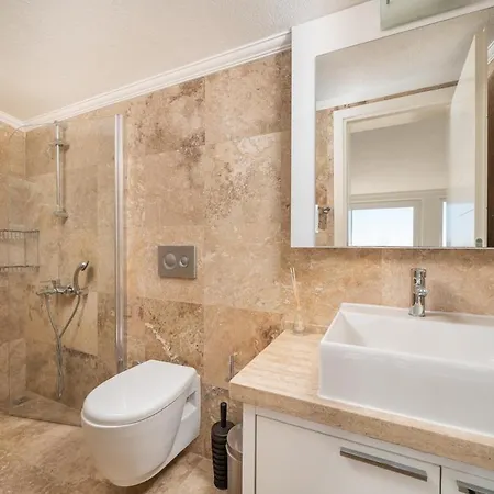 Waratah Villa *