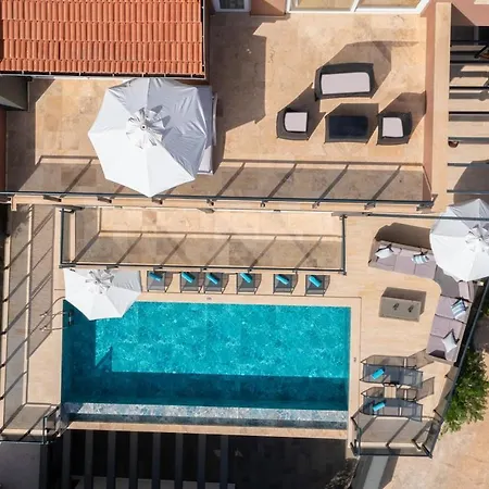 Waratah Villa *